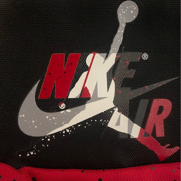 Nike Air Waist Bag: Elevate Your Essentials with a Sporty Style - Picture 2 of 4